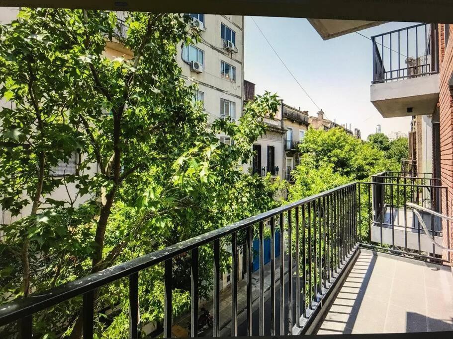 Suite In San Telmo Dormitorio En Suite Con Dos Banos Y Balcon A La Calle بوينس آيرس المظهر الخارجي الصورة